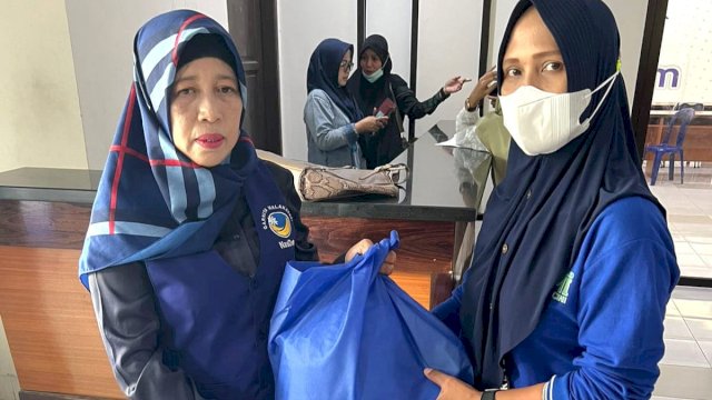 Garnita Malahayati Salurkan Paket Lebaran ke Warga Kurang Mampu