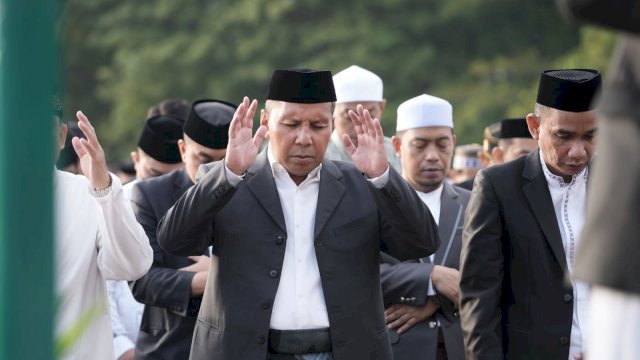 Danny Pomanto dan Ribuan Warga Makassar Salat Ied 1444 Hijriah di Lapangan Karebosi