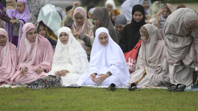 Bersama Suami Bupati Lutra Gelar Salat Ied di Tamsis