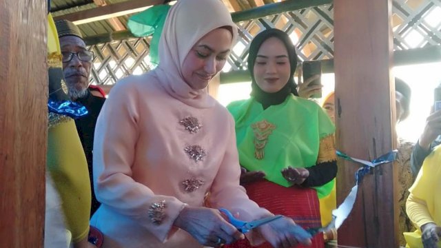 Berlangsung Meriah, Bupati Resmikan Rumah Adat Kombong Pitu Masapi
