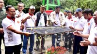 Andi Sudirman Sulaiman Tanam Bibit Pohon Eboni di Tenas Alumni Unhas
