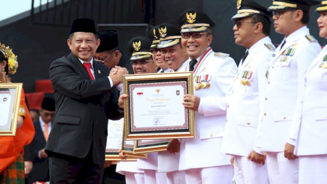 Peringatan Hari Otda ke-27, Makassar Raih Penghargaan Penyelenggara Pemerintahan Terbaik