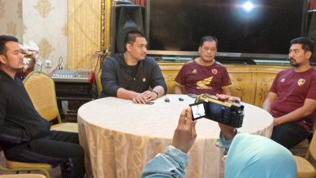 Nurdin Halid Hadiahi Menpora Buku Strategi Mengembangkan Sepak Bola Dan Olahraga di Tanah Air&nbsp;