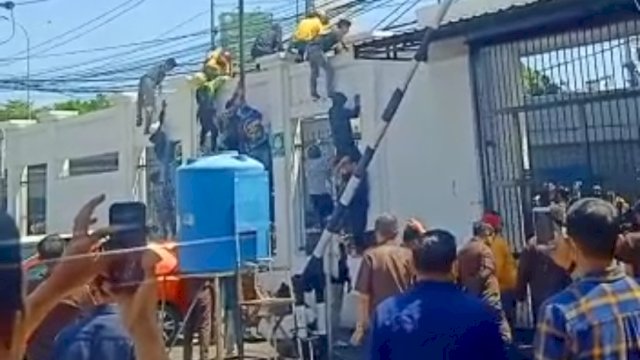 Massa yang Mengaku Pendukung DP Geruduk Kejati Saat Danny Pomanto Diperiksa Soal Kasus PDAM&nbsp;
