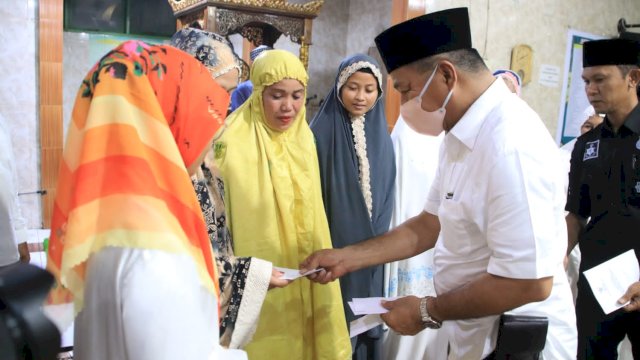 Bupati Bulukumba Andi Muchtar Ali Yusuf memanfaatkan momentum Safari Ramadan 1444 hijriah ini untuk berbagi kepada para guru mengaji di setiap kecamatan.