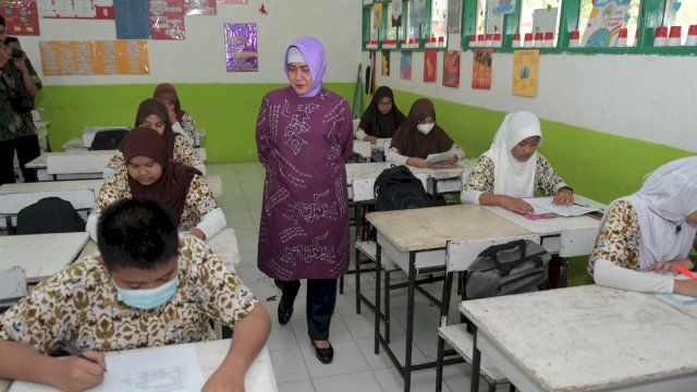 Bunda PAUD Kota Makassar Indira Yusuf Ismail kembali melanjutkan peninjauannya di dua Sekolah Menengah Pertama (SMP) Negeri di Kota Makassar, Kamis (13/04/2023). Peninjauan itu masih berkaitan dengan implementasi hasil studi tiru yang dilakukan di Jepang beberapa waktu lalu.