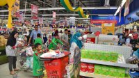 Naoemi Octarina Berbagi Kado Lebaran Anak Yatim dan Kaum Dhuafa