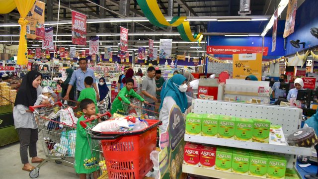 Trotoar.id, Makassar - Tim Penggerak PKK Sulsel, Naoemi Octarina, membagikan Kado Lebaran Anak Andalan Bersama Anak Yatim dan Kaum Dhuafa. Program berbagi ini agar anak-anak yatim dan dhuafa ini bisa merasakan kegembiraan hari Lebaran.