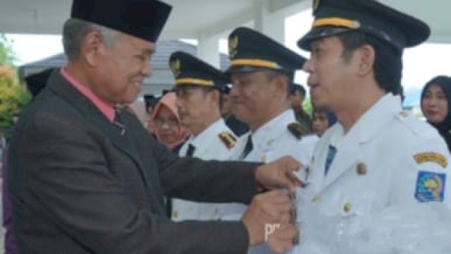 :Bupati Luwu, Dr. Drs. H. Basmin Mattayang, MPd melantik dan mengambil sumpah sejumlah pejabat administrasi, pengawas, dan Kepala Puskesmas di aula rumah jabatan Bupati Kelurahan Pammanu Kecamatan Belopa Utara, Jum&rsquo;at (14/4/2023
