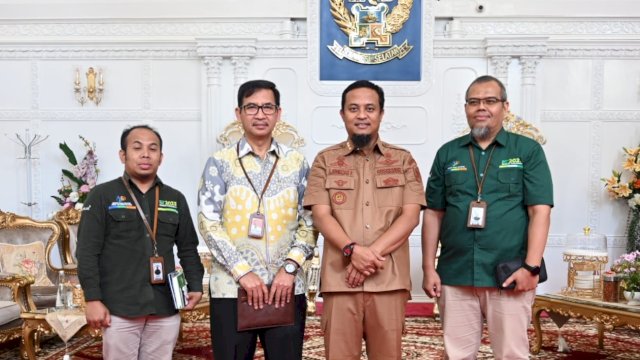 Gubernur Sulawesi Selatan menerima audiensi dari Kepala Badan Pusat Statistik (BPS) Sulsel Suntono di Rumah Jabatan Gubernur Sulsel, Selasa, 11 April 2023. Suntono juga berpamitan untuk penugasan yang baru sebagai Kepala Pusat Pendidikan dan Pelatihan BPS RI di Jakarta.