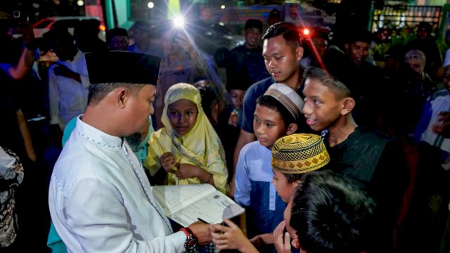 Gubernur Sulawesi Selatan, Andi Sudirman Sulaiman melaksanakan Salat Isya berjamaah di Masjid Agung Kabupaten Takalar, Jum'at 14 April 2023.