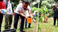 Andi Sudirman Sulaiman Tanam Bibit Pohon Eboni di Tenas Alumni Unhas