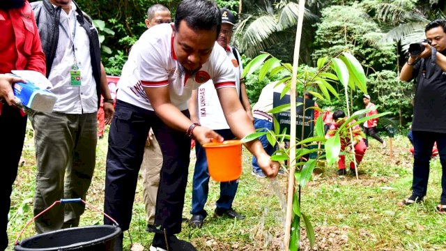 Andi Sudirman Sulaiman Tanam Bibit Pohon Eboni di Tenas Alumni Unhas