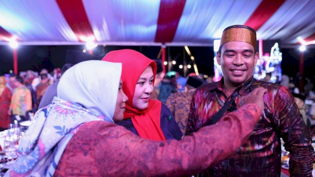 Wakil Wali Kota Makassar, Fatmawati Rusdi menghadiri malam farawell dinner Pertemuan Saudagar Bugis Makassar (PSBM) XXIII di Anjungan Pantai Losari, Minggu (30/4/2023).