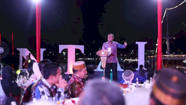 Wali Kota Makassar Moh Ramdhan Pomanto menjamu makan malam ratusan peserta Pertemuan Saudagar Bugis Makassar (PSBM) di Anjungan Pantai Losari, Minggu, (30/04/2023).