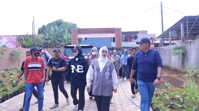Ketua TP PKK Kota Makassar Indira Yusuf Ismail bersama Wakil Wali Kota Makassar Fatmawati Rusdi menyambangi Lorong Wisata (Longwis) Kyoto di Kecamatan 