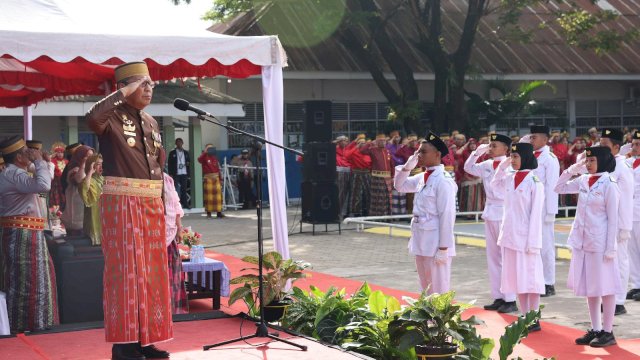 Danny Pomanto Canangkan Penggunaan Baju Adat dan Penerapan Metode Belajar Gampang 
