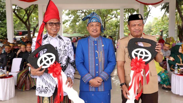 Bupati Bantaeng, DR Ilham Azikin memberikan kendaraan operasional untuk Persatuan Guru Republik Indonesia (PGRI) Kabupaten Bantaeng di Hari Pendidikan Nasional (Hardiknas), Selasa, 2 Mei 2023. 
