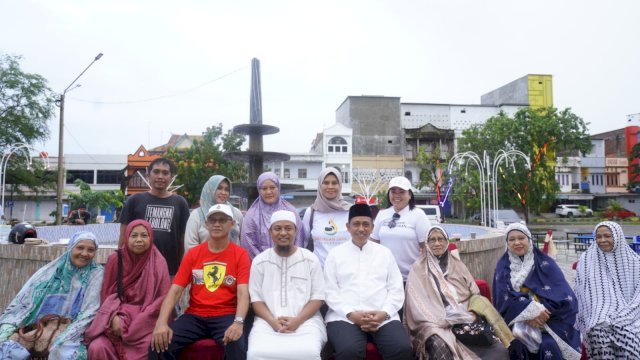 Gubernur Sulsel Berinteraksi dengan Warga di Taman Callaccu Sengkang