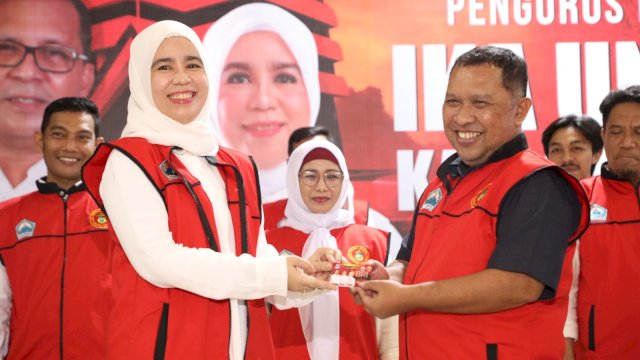 Ketua Ikatan Keluarga Alumni Universitas Hasanuddin Kabupaten Bantaeng, Sri Dewi Yanti (SDY) resmi dilantik di Balai Kartini, Bantaeng, Kamis, 4 Mei 2023. 