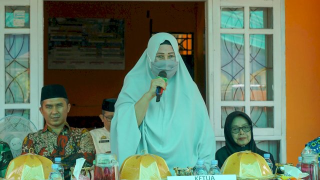 Momentum hari raya idhul fitri 1444 H masih terasa kental. Kali ini Ketua Tim Penggerak PKK Kabupaten Luwu, Dr. Hj. Hayarna Hakim, SH.M.Si menghadiri undangan halal bi halal yang diselenggarakan Persatuan Majelis Taklim (Permata) Kelurahan Sabe Kecamatan Belopa Utara.