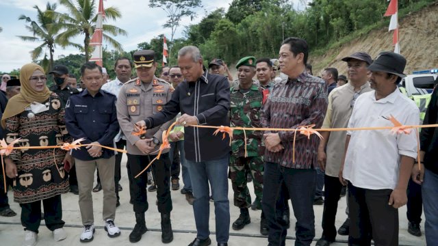 Akhir Pekan, Basmin Mattayang Resmikan Jalan dan Jembatan