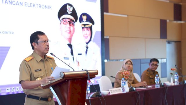 Sekda Kota Makassar Muh. Ansar mewakili Wali Kota Makassar Moh Ramdhan Pomanto secara resmi membuka Bimbingan Teknis (Bimtek) Penggunaan dan Pemanfaatan Tanda Tangan Elektronik di Hotel Aston Makassar, Selasa (9/05/2023). 