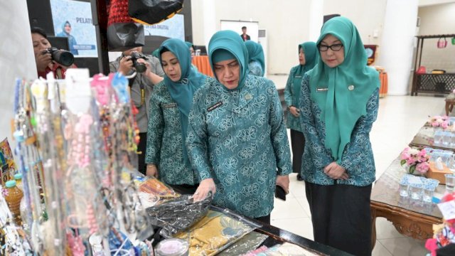 Ketua TP PKK Kota Makassar Indira Yusuf Ismail hadir dan membuka secara resmi pelatihan pemasaran produk di era digital, di Baruga Anging Mammiri Rujab Wali Kota Makassar, Selasa (9/05/2023).