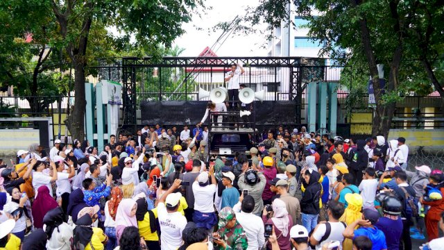 Wakil ketua Dewan Perwakilan Rakyat daerah, provinsi Sulawesi Selatan Syaharuddin Alrif menerima warga Pulau lae-lae yang melakukan unjuk rasa terkait penolakan reklamasi pulau lae-lae&nbsp;