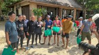 Aktivis 98 Makassar Bersama Pius Lustrilanang Kunjungi Warga Pulau di Makassar