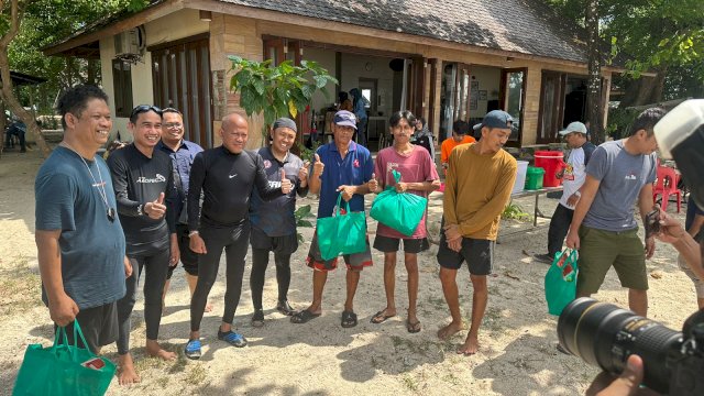 Aktivis 98 Makassar Bersama Pius Lustrilanang Kunjungi Warga Pulau di Makassar