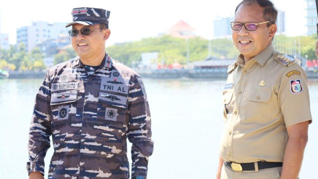 Walikota Makassar, Mohammad Ramdahn Danni Pomanto mendampingi Komandan Pangkalan Angkatan Laut VI Makassar 