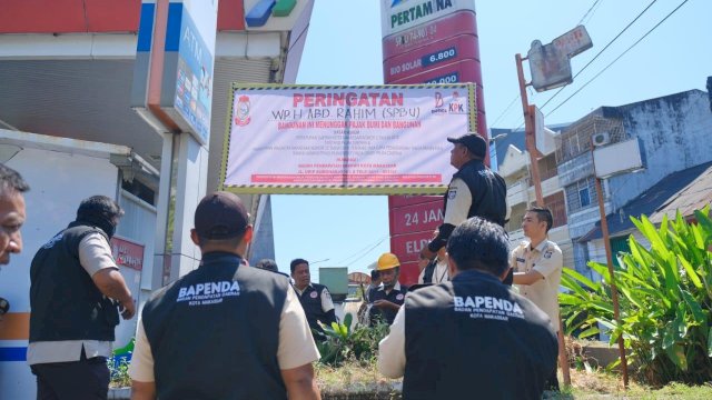 Kepala Bidang Koordinasi dan Pengawasan, Reza Nugraha bersama Kepala UPT PBB Bapenda Makassar, Indirwan Dermayasair melakukan kegiatan penindakan kepada wajib pajak yang menunggak pembayaran Pajak Bumi dan Bangunan terhadap Badan Usaha, Selasa, 30 Mei 2023.&nbsp;
