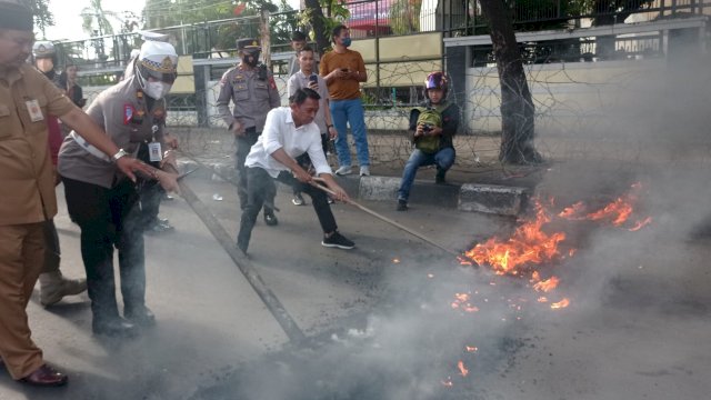 Temui Pengunjuk Rasa, Syahar Singkirkan Kobaran Api dari Ban Bekas