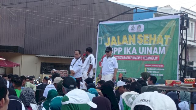 Idrus Marham Lepas Ribuan Peserta Jalan Santai IKA UINAM, Kapolri Sumbang Hadiah1
