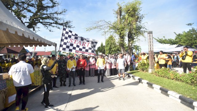 Bupati Luwu Utara Indah Putri Idnriani Melepas Peserta Jalan Santai Dalam Rangka Hut Lutra ke 24 Tahun