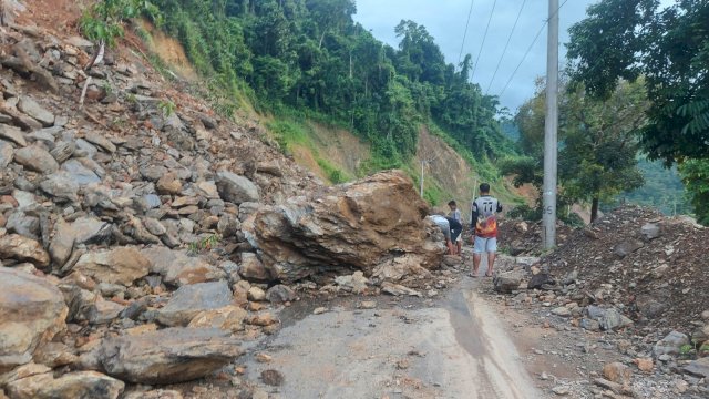 Jalan poros Batusitanduk - Rantepao di Kabupaten Luwu kini bisa dilalui kendaraan roda dua maupun roda empat, pasca terjadi longsor.