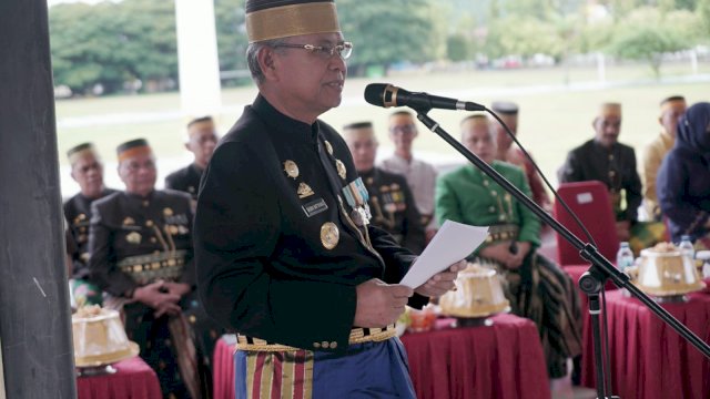 Pemerintah Kabupaten Luwu dalam hal ini Dinas Pendidikan dan Kebudayaan menggelar upacara peringatan Hari Pendidikan Nasional tahun 2023 secara indoor di Tribun Lapangan Andi Djemma Belopa Kelurahan Senga Kecamatan Belopa, Selasa (2/5/2023)