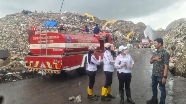 Penyemprotan Eco Enzyme, Upaya DLH Mengurangi Bau Menyengat Akibat Pengerukan TPA Sampah