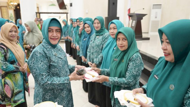 Dorong Ekonomi Kreatif, TP PKK Kota Makassar Beri Pelatihan Batik Lontara Ibu-Ibu Kecamatan