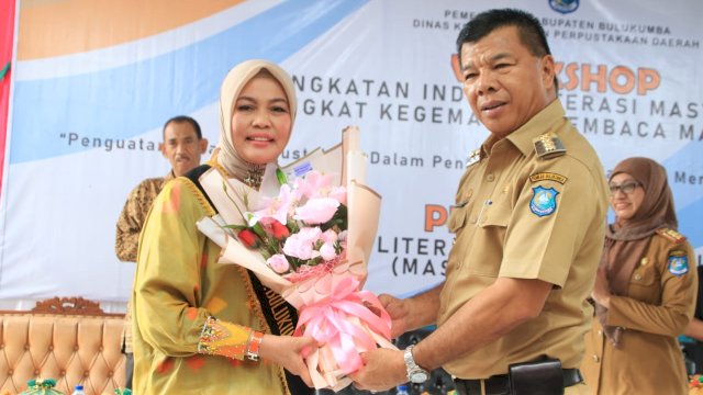 Bupati Bulukumba Andi Muchtar Ali Yusuf membuka secara resmi Workshop Peningkatan Indeks Pembangunan Literasi Masyarakat (IPLM) dan Tingkat Kegemaran Membaca Masyarakat (TGM) di halaman Kantor Dinas Kearsipan dan Perpustakaan Daerah Bulukumba, Selasa, 9 Mei 2023.