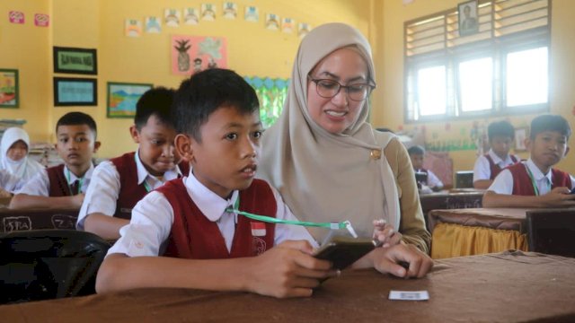Bupati Luwu Utara, Indah Putri Indriani, mengapresiasi SD Negeri 097 Katokkoan Masamba karena sukses menggelar ujian berbasis android melalui Aplikasi Google Form.