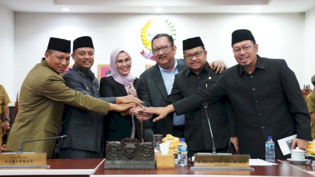 Gubernur Sulawesi Selatan Andi Sudirman Sulaiman menerima Rekomendasi DPRD Sulsel atas Laporan Keterangan Pertanggungjawaban (LKPJ) Gubernur Sulsel Tahun Anggaran 2022 dalam Sidang Paripurna di Kantor DPRD Sulsel, Jalan Urip Sumoharjo, Senin, 15 Mei 2023.
