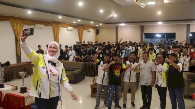 Bupati Luwu Utara Indah Putri Indriani Swa foto bersama Para Atlet 