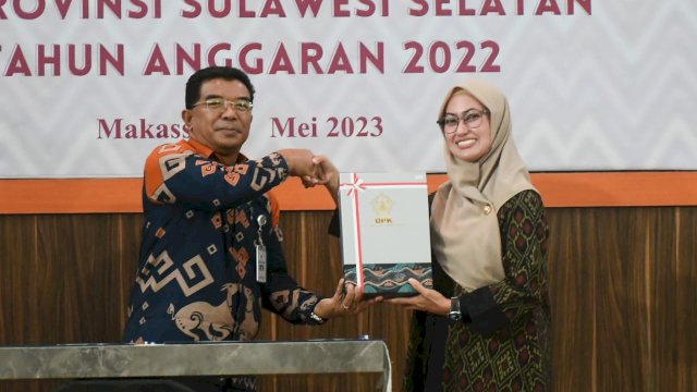 Bupati Luwu Utara Indah Putri Indriani menerima Hasil pemeriksaan BPK RI 