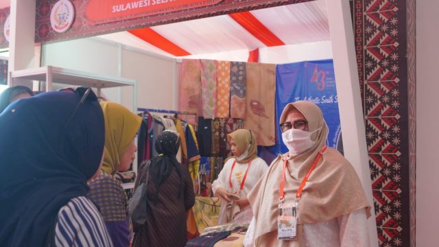 Hayarna Hakim, menghadiri peringatan Hari Ulang Tahun (HUT) ke-43 Dewan Kerajinan Nasional (Dekranas), digelar puncak syukuran di Convention Hall Santika Premiere Dyandra Kota Medan, Sumatera Utara, Selasa, (16/03/2023).