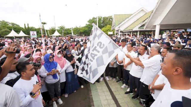 Gubernur Sulawesi Selatan, Andi Sudirman Sulaiman bersama sekitar 30 ribu masyarakat Kabupaten Pinrang melakukan jalan sehat Sulsel Anti Mager.