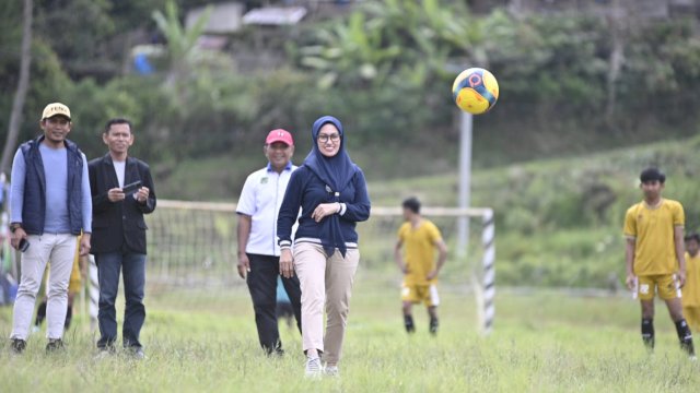 Bupati Luwu Utatra Menjajal Lapangan Sepak Bola Usai Membukan Turnamen Ronglong Cup I 