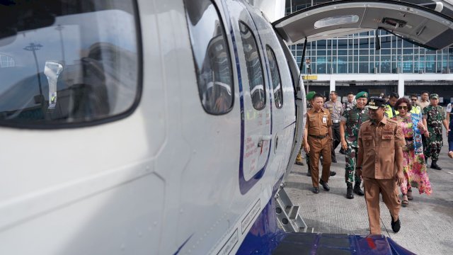 Gubernur Sulawesi Selatan Andi Sudirman Sulaiman, Saat Akan Menaiki Pesawat  PT ASI Pudjiastuti Aviation (SUSI Air)