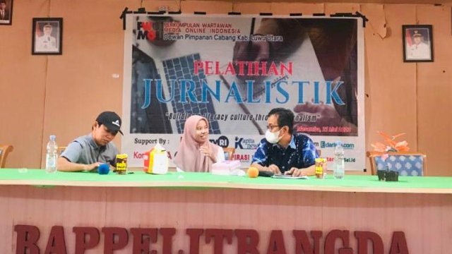 Pranata Humas Dinas Komunikasi, Informatika, Statistik dan Persandian (Diskominfo-SP) Kabupaten Luwu Utara, Lukman Hamarong, memberikan materi &ldquo;Teknik Wawancara Jurnalistik&rdquo; kepada peserta Pelatihan Jurnalistik